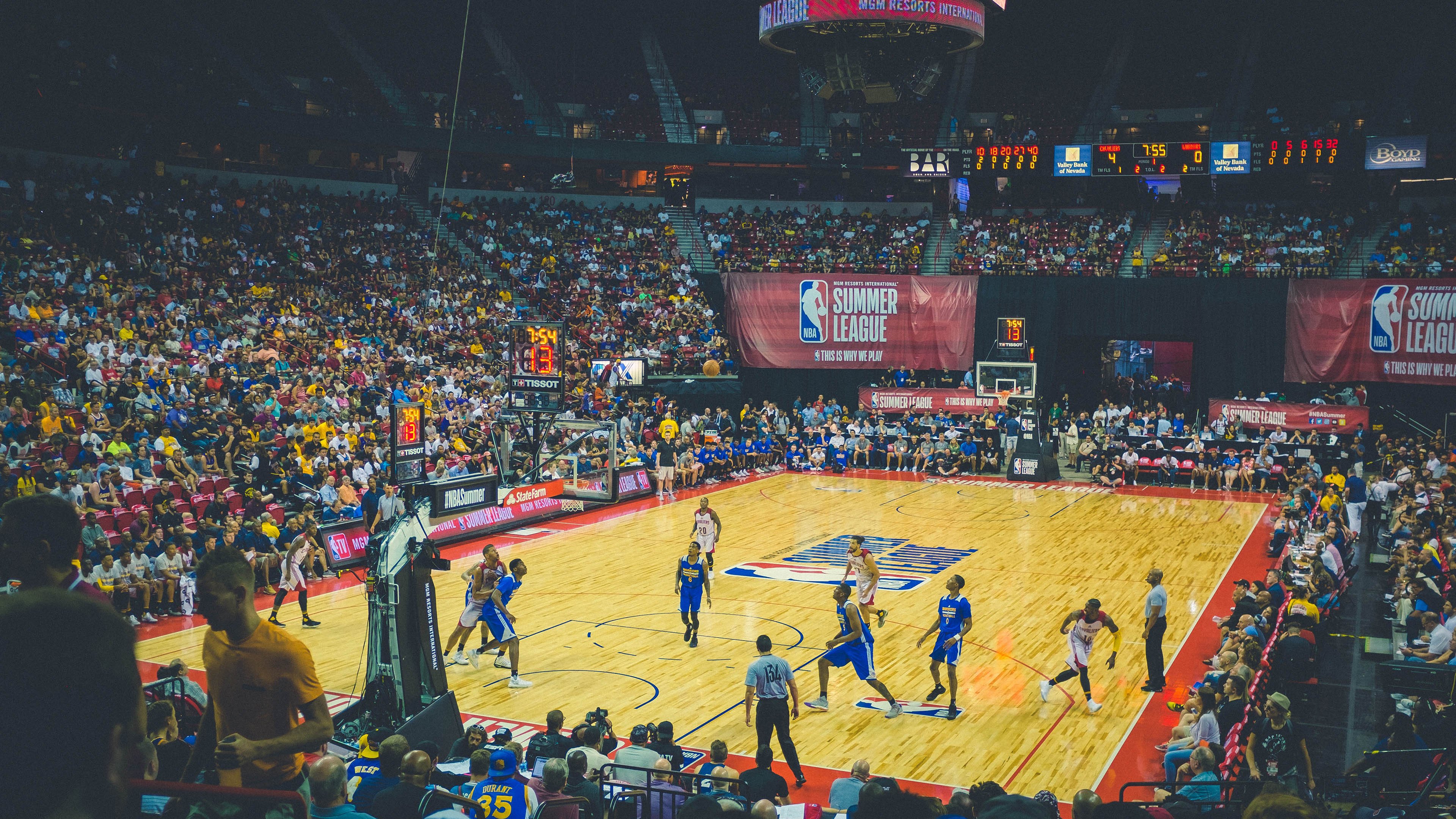 开云体育官网-欧冠淘汰赛焦点战，爵士险胜开拓者，当篮球成为世界的共同心跳